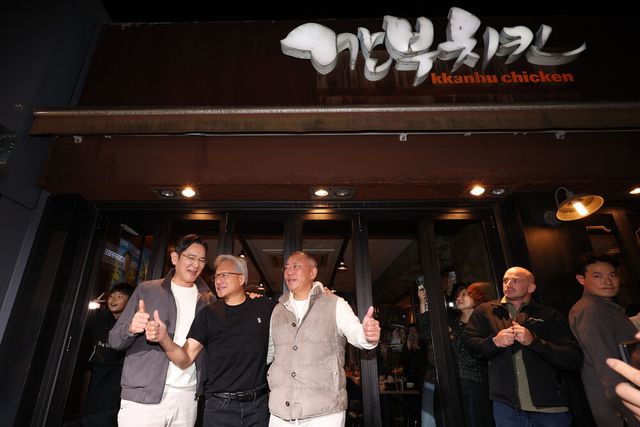 깐부치킨 삼성역점에 모인 젠슨 황 엔비디아 CEO(가운데)와 이재용 삼성전자 회장, 정의선 현대자동차그룹 회장. [사진=연합뉴스]