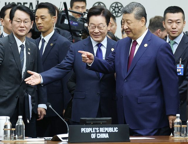 이재명 대통령이 31일 경주화백컨벤션센터(HICO)에서 열린 2025 아시아태평양경제협력체(APEC) 정상회의 제1세션에서 시진핑 중국 국가주석과 입장하고 있다. [사진=연합뉴스]