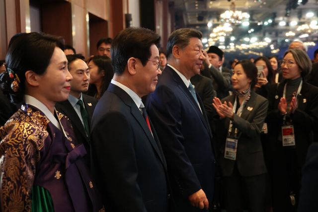 이재명 대통령과 시진핑 중국 국가주석이 31일 경북 경주시 라한셀렉트호텔에서 열린 2025 아시아태평양경제협력체(APEC) 정상회의 갈라만찬에 함께 입장하고 있다. [사진=연합뉴스]