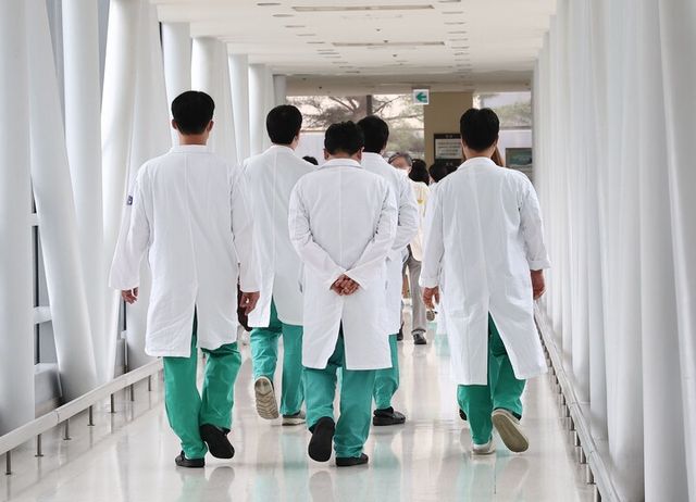  정부가 전공의 복귀 이후 잇달아 수련 및 시험 제도에서 예외 조치를 내놓으며 ‘특혜 논란’이 확산하고 있다. [사진=연합뉴스]