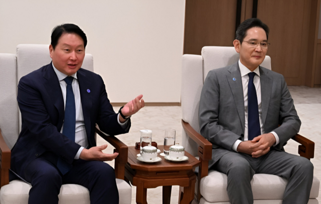 최태원&nbsp;SK그룹 회장(왼쪽)과 이재용 삼성전자 회장이 지난 1일 용산 대통령실 청사에서 열린 샘 올트먼 오픈&nbsp;AI&nbsp;CEO&nbsp;접견에 참석했다. [사진=대통령실사진기자단]