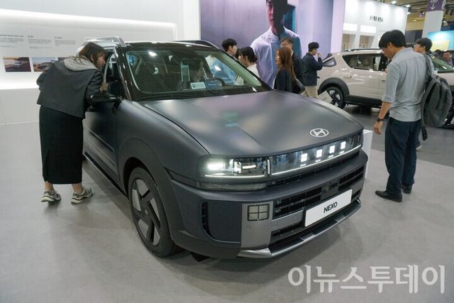 지난 4월 ‘2025 월드IT쇼’ 행사장에 마련된 현대자동차 부스에서 방문객들이 친환경 수소전기차 '디 올 뉴 넥쏘’를 관람하고 있다. [사진=이뉴스투데이DB]