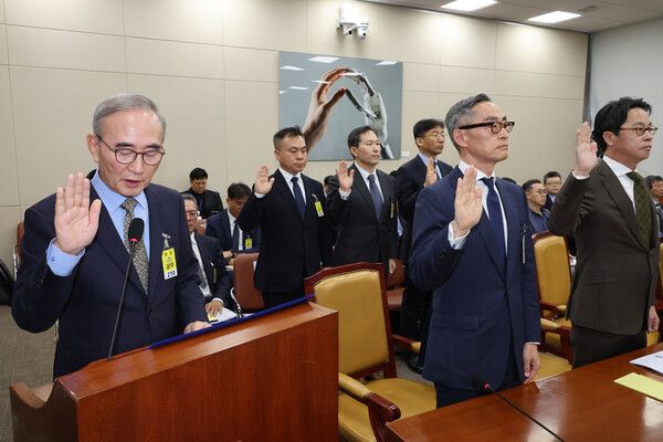 지난 달 24일 국회 과방위에서 열린 통신·금융 대규모 해킹사고에 대한 청문회에서 김영섭(왼쪽) KT 대표 등 증인들이 선서하고 있다 [사진=연합뉴스]