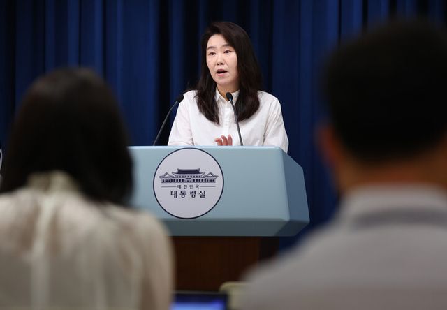 강유정 대통령실 대변인이 9일 용산 대통령실에서 이스라엘 군의 한인 탑승 선박 나포 관련 브리핑을 하고 있다. [사진=연합뉴스]
