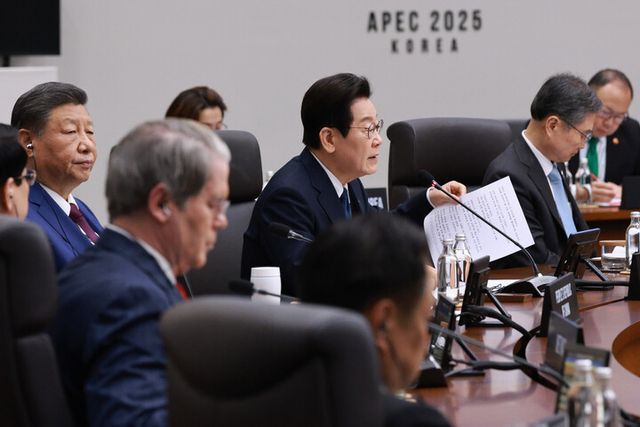 2025 아시아태평양경제협력체(APEC) 정상회의 의장인 이재명 대통령이 1일 경주화백컨벤션센터(HICO)에서 열린 제2세션에서 발언하고 있다.&nbsp; [사진=연합뉴스]