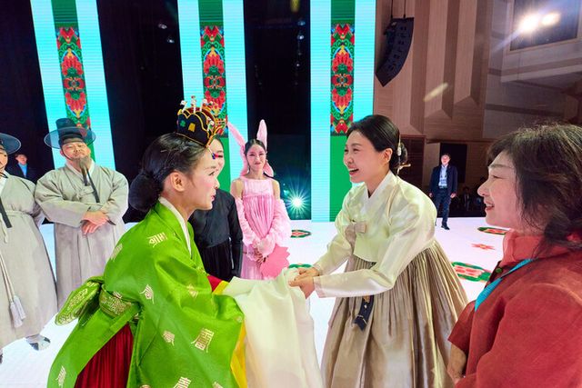 김혜경 여사가 1일 경북 경주 엑스포대공원 문화센터를 찾아 2025 APEC 정상회의 계기 전통연희극 '단심' 예술단원들을 격려하고 있다. [사진=대통령실]