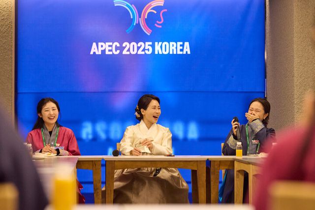 김혜경 여사가 1일 경북 경주의 한 호텔을 찾아 2025 APEC 정상회의 성공을 위해 헌신한 자원봉사자들과 담소를 나누고 있다. [사진=대통령실]