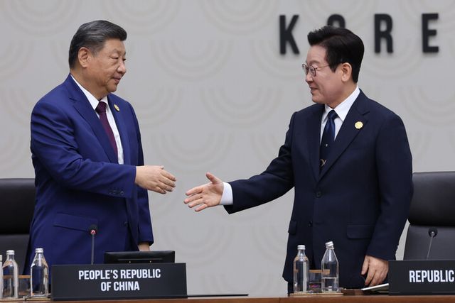 이재명 대통령(오른쪽)이 1일 경주화백컨벤션센터(HICO)에서 열린 2025 아시아태평양경제협력체(APEC) 정상회의 의장국 인계식에서 2026 APEC 의장국인 중국의 시진핑 국가주석에게 의장직 지위를 넘기며 악수하고 있다. [사진=연합뉴스]