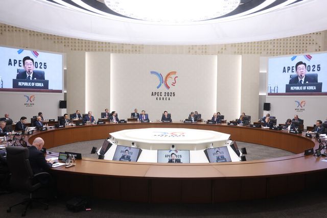 이재명 대통령이 1일 경주화백컨벤션센터(HICO)에서 열린 2025 아시아태평양경제협력체(APEC) 정상회의 제2세션을 주재하고 있다.