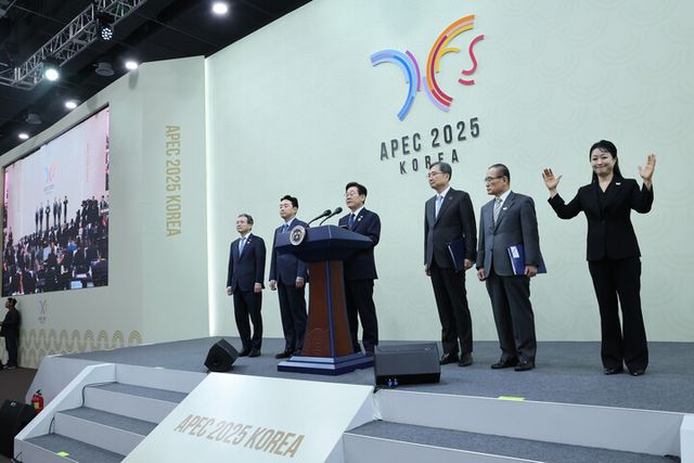 이재명 대통령이 1일 경주화백컨벤션센터(HICO)에서 열린 2025 아시아태평양경제협력체(APEC) 정상회의 기자회견에서 발언하고 있다. (왼쪽부터) 김용범 정책실장, 강훈식 비서실장, 이 대통령, 조현 외교장관, 위성락 안보실장. [사진=연합뉴스]