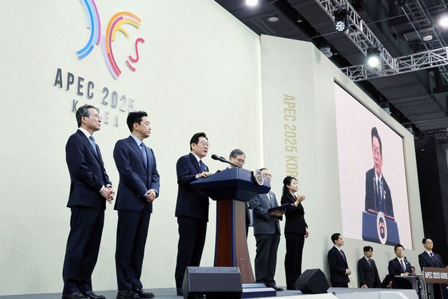 이재명 대통령이 1일 경주화백컨벤션센터(HICO)에서 열린 2025 아시아태평양경제협력체(APEC) 정상회의 기자회견에서 발언하고 있다. (왼쪽부터) 김용범 정책실장, 강훈식 비서실장, 이 대통령, 조현 외교장관, 위성락 안보실장. [사진=연합뉴스]