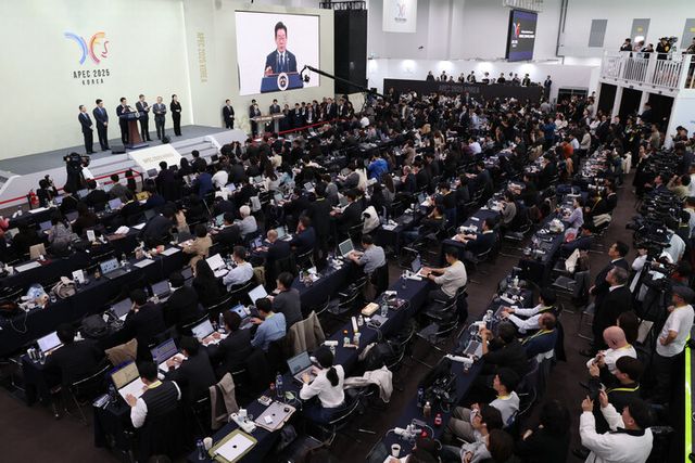 이재명 대통령이 1일 경주화백컨벤션센터(HICO)에서 2025 아시아태평양경제협력체(APEC) 정상회의를 마치고 기자회견을 하고 있다. [사진=연합뉴스]