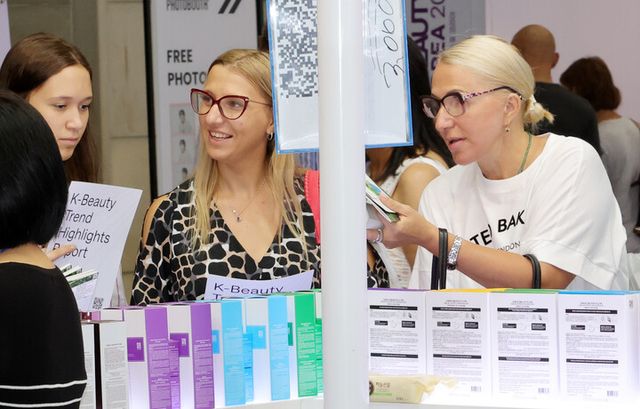 경기도 고양시 킨텍스 제2전시장에서 열린 '2025&nbsp;K-뷰티&nbsp;엑스포 코리아'에서 외국인 관람객들이 뷰티용품들을 살펴보고 있다.&nbsp;[사진=연합뉴스]
