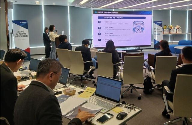 코레일이 지난 7일 대전사옥 디지털허브에서 임직원 50여 명이 참석한 가운데 ‘AI 빅데이터 전문가 양성과정’ 성과발표회를 개최했다. [사진=코레일]