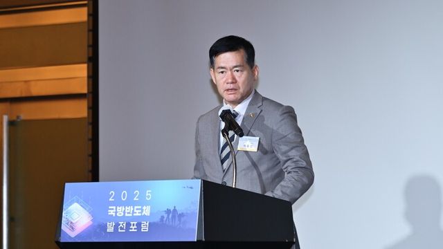 10일 서울 FKI타워에서 열린 '2025 국방반도체 발전포럼'에서 석종건 방위사업청장이 환영사를 하고 있다. [사진=방위사업]