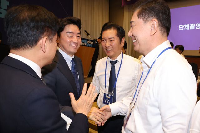 더불어민주당 정청래 대표와 김병기 원내대표가 10일 경기 광주시 곤지암리조트에서 열린 '2025 전국지역위원장 워크숍'에서 강훈식 대통령실 비서실장과 대화하고 있다. (왼쪽부터) 김병욱 대통령실 정무비서관, 강훈식 비서실장, 정청래 대표, 김병기 원내대표. [사진=연합뉴스]
