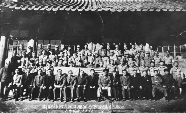 1945년 11월 11일 서울 종로구 관훈동 표훈전에서 거행한 해군의 모체인 해방병단 창설 기념사진. 의자에 앉은 앞줄 오른쪽에서 네 번째가 초대 해군참모총장인 손원일 제독. [사진=해군]