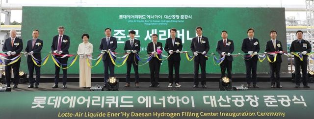 (왼쪽 세번째부터) 로니 찰머스 에어리퀴드 아시아태평양 총괄대표, 김소미 에너하이 대표, 이영준 롯데케미칼 총괄대표, 안세창 기후에너지환경부 실장, 전형식 충청남도 정무부지사, 홍순광 서산시 부시장. [사진=롯데케미칼]