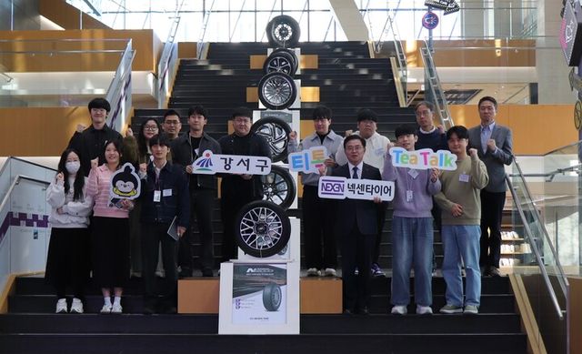 넥센타이어 임직원들과 강서구청장 단체 사진. [사진=넥센타이어]