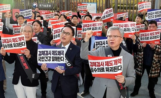 김택우 대한의사협회 회장(오른쪽)을 비롯한 의사들이 11일 정부세종청사 보건복지부 앞에서 열린 '검체검사 제도개편 강제화 전면 중단 촉구 대표자 궐기대회'에서 구호를 외치고 있다. [사진=연합뉴스]