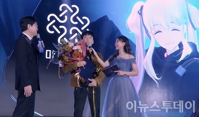 김동건 데브캣 대표가 12일 오후 부산 해운대구 벡스코에서 열린 '2025 대한민국 게임대상'에서 대상 수상 후 소감을 전하고 있다. [사진=G-STAR TV 유튜브 캡쳐]