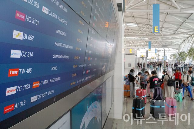 인천 중구 인천국제공항 제1여객터미널에서 여행객들이 체크인 카운터 전광판 아래에서 수속을 준비하고 있다. [사진=이뉴스투데이DB]