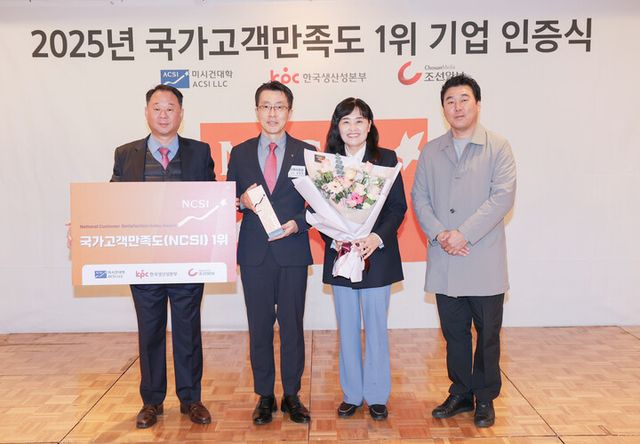 12일 서울 중구 롯데호텔에서 진행된 '2025년 국가고객만족도(NCSI)' 시상식에서 황영조 티웨이항공 여객지원 담당(왼쪽 첫 번째) 과 심창섭 티웨이항공 커뮤니케이션 담당(왼쪽 두번째) 및 임직원들이 기념 촬영을 하고 있다.&nbsp;[사진=티웨이항공]