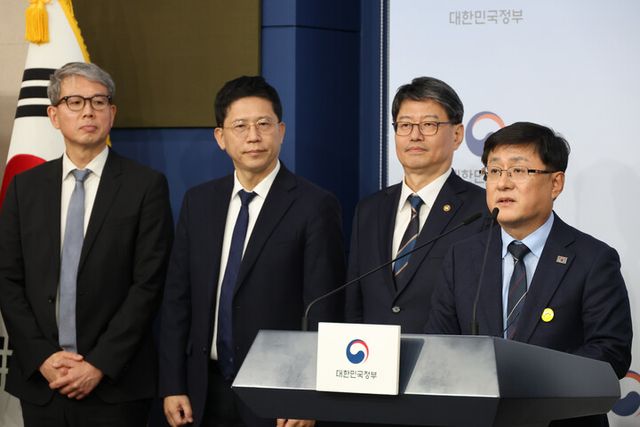 김성환 기후에너지환경부 장관이 10일 정부서울청사에서 2035 국가온실가스 감축목표 및 제4차 계획기간 배출권 할당계획을 발표하고 있다. [사진=연합뉴스]