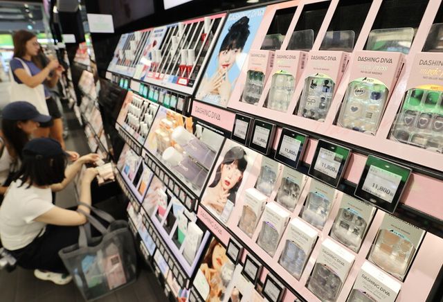 서울의 한 화장품 매장에서 외국인들이 화장품을 고르고 있다. [사진=연합뉴스]