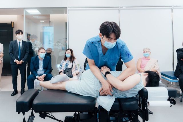 자생한방병원 의료진이 추나요법을 시연하고 있다. [사진=자생한방병원]