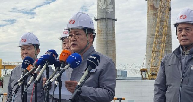 권명호 한국동서발전&nbsp;사장이 울산 해체공사 붕괴 사고 입장문을 발표하고 있다. [사진=한국동서발전]