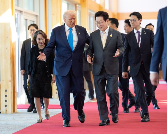 이재명 대통령과 도널드 트럼프 미국 대통령이 지난 10월 29일 경북 경주박물관에서 정상회담장으로 이동하며 대화하고 있다. [사진=대통령실]