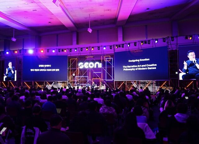 지난 13일 부산 벡스코에서 열린 지콘 2025에서 라운드8 스튜디오 개발진의 사인을 받기 위해 팬들이 줄을 서고 있다. [사진=네오위즈]