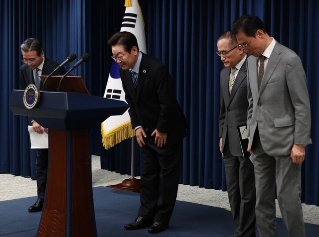 이재명 대통령이 14일 서울 용산 대통령실 기자회견장에서 한미 팩트시트 타결과 관련해 발표를 마친 뒤 인사를 하고 있다. (왼쪽부터) 김용범 정책실장, 이재명 대통령, 위성락 국가안보실장, 이규연 홍보소통수석. [사진=연합뉴스]