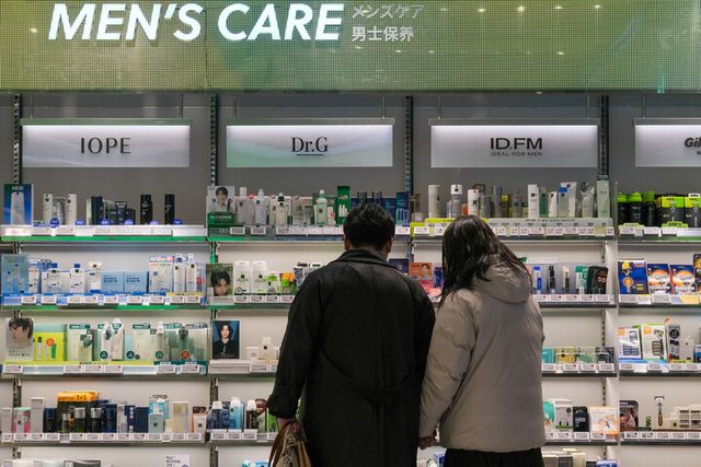 서울 중구 명동의 한 화장품 판매점에서 방문객들이 피부관리 제품을 살펴보고 있다 [사진=연합뉴스]