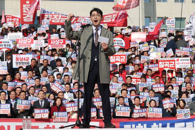 주진우 국민의힘 의원이 지난 12일 서울 여의도 국회 본청 앞에서 열린 "대장동 일당 7400억 국고 환수 촉구 및 검찰 항소 포기 외압 규탄대회"에서 발언하고 있다. [사진=연합뉴스]