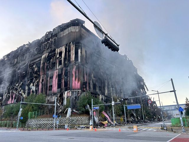 16일 오후 충남 천안시 동남구 풍세면 이랜드패션 물류센터가 전날 발생한 화재로 건물 일부가 붕괴돼 있다. [사진=연합뉴스]