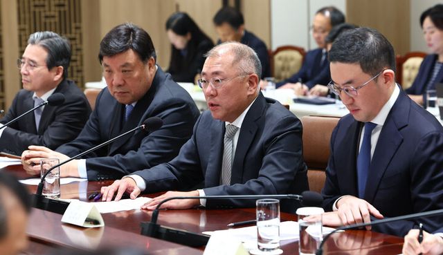 정의선 현대차그룹 회장이 16일 용산 대통령실에서 열린 이재명 대통령 주재 한미 관세협상 후속 민관 합동회의에서 발언하고 있다.&nbsp; &nbsp; ​​​​​​​​​​​​​​(왼쪽부터) 김용범 정책실장, 서정진 셀트리온 회장, 정 회장, 구광모 LG그룹 회장&nbsp; [사진=연합뉴스]