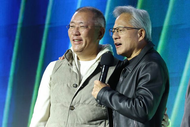젠슨 황 엔비디아 최고경영자와 정의선 현대차그룹 회장이 지난 10월 30일 서울 코엑스에서 열린 엔비디아의 그래픽카드(GPU) '지포스' 출시 25주년 행사에서 단상에 올라 있다. [사진=연합뉴스]