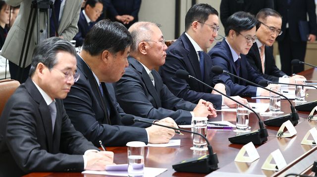 16일 용산 대통령실에서 열린 에서 참석자들이 이재명 대통령 발언을 듣고 있다.&nbsp; (왼쪽부터) 김용범 정책실장, 서정진 셀트리온 회장, 정의선 현대차그룹 회장, 구광모 LG그룹 회장, 김정관 산업통상부 장관, 위성락 국가안보실장.&nbsp;&nbsp; [사진=연합뉴스]