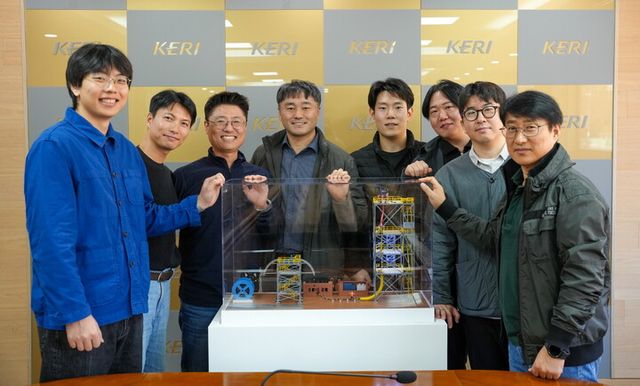 최진욱 박사(왼쪽 4번째)를 비롯한 KERI 전력케이블연구센터 연구진이 J-tubeless 해저케이블 설치 공법을 개발했다.[사진=한국전기연구원]