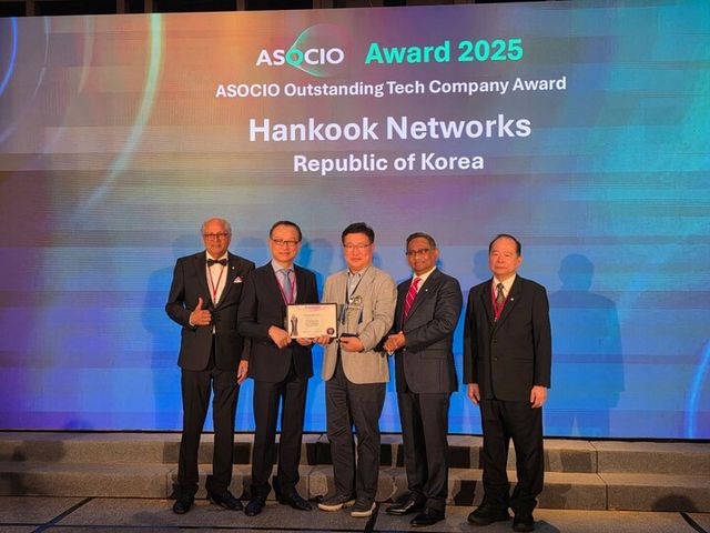 한국네트웍스가 11일 대만 타이베이에서 개최된 ‘ASOCIO 어워드 2025’에서 우수기술기업상을 수상한 가운데, 조영민 한국네트웍스 대표(가운데)가 ASOCIO 주요 관계자들과 기념촬영을 하고 있다. [사진=한국네트웍스]
