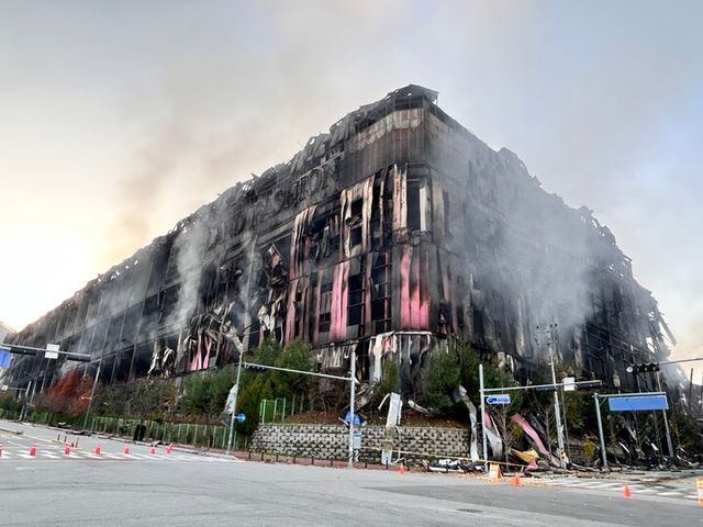충청남도 천안시 동남구 풍세면 이랜드패션 물류센터가 화재로 무너져 내렸다. [사진=연합뉴스]