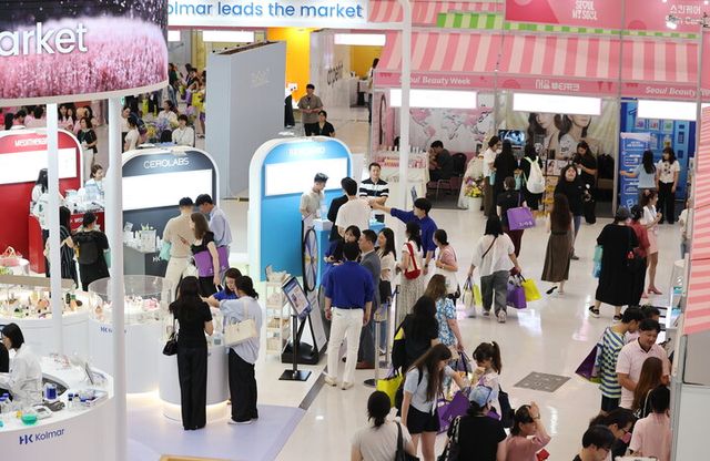서울 중구 동대문디자인플라자에서 열린 '2025 서울뷰티위크'를 찾은 참관객들이 전시 부스를 둘러보고 있다. [사진=연합뉴스]