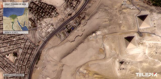 블루본 위성으로 촬영한 이집트 카이로 피라미드 위성영상. [사진=텔레픽스]
