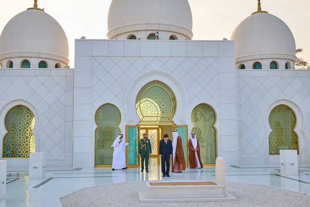 아랍에미리트(UAE)를 국빈 방문 중인 이재명 대통령이 17일(현지시간) 아부다비에 위치한 셰이크 자이드 그랜드 모스크를 방문해 사원을 둘러보고 있다. [사진=연합뉴스]