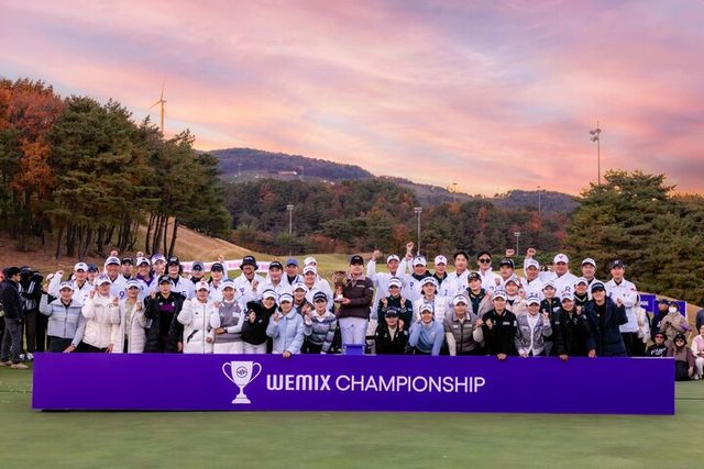 선수, 캐디 모두가 한자리에 모인 위믹스 챔피언십 2025 시상식. [사진=위메이드]&nbsp;