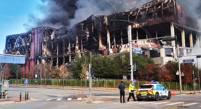 15일 오전 충남 천안시 동남구 풍세면&nbsp;이랜드패션 물류센터에서 불이 나 소방 당국이 화재 진압에 나선 가운데, 불에 탄 건물 골조가 드러나 있다. [사진=연합뉴스]