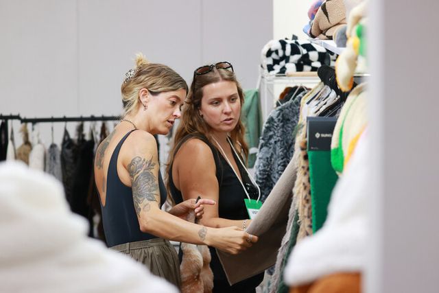 서울 강남구 코엑스에서 열린 2025 대한민국 섬유교역전(프리뷰 인 서울)에서 바이어들이 전시장을 둘러보고 있다. [사진=연합뉴스]