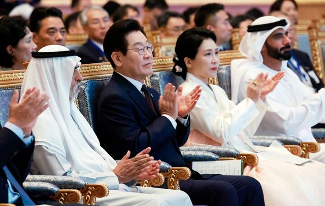 아랍에미리트(UAE)를 국빈 방문 중인 이재명 대통령과 김혜경 여사가 18일(현지시간) 아부다비 대통령궁에서 열린 한-UAE 문화교류 행사에서 공연을 관람하고 있다.